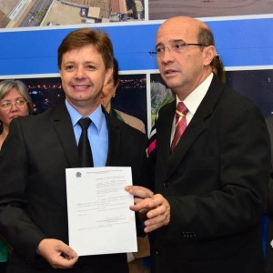 Prefeito João Dado empossando o Presidente Adauto Mariola